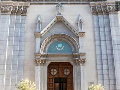 ...custodisce il portale d�accesso lievemente aggettante. Su di esso vi � una lunetta a mosaico recante lo stemma benedettino e il motto Pax In Viam Pacis (�Pace sul cammino della Pace�).